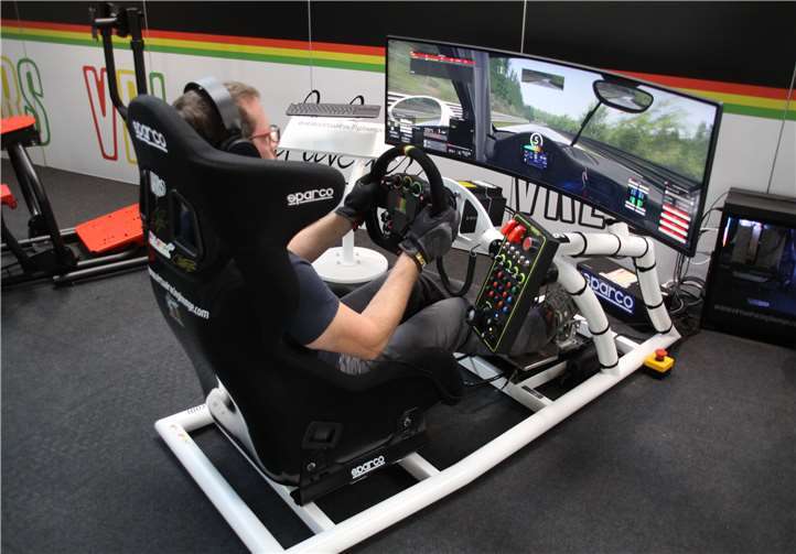 Mehr als nur Rahmenprogramm war die Sim Racing Expo, eine Messe für Motorsportspiele.
