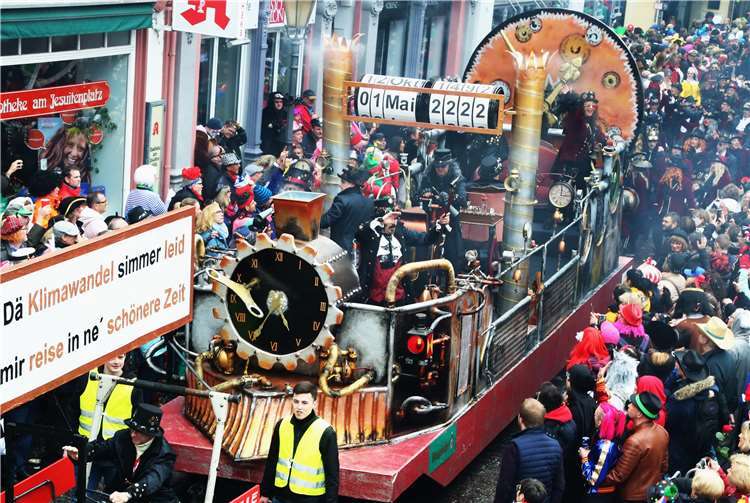 Mehr als zeitlos war der beste Motivwagen: die „Zeitmaschine“,KaJunSe St. Peter Neuendorf/Wallersheim. Fotos: Godehard Juraschek