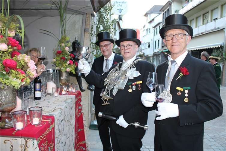 Mehr königlicher Glanz geht kaum: Der neue Bürgerschützenkönig Jürgen Schmitz (Mitte) und seine Vorgänger Peter Diewald (links) und Willi Busch (rechts) genossen die einzigartige Atmosphäre des Trinkzugs.  Foto: DU