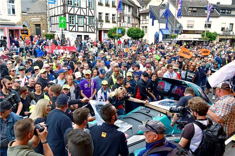 Mehrer tausend Fans feierten nach der Corona bedingten zweijährigen Zwangspause beim Adenauer Racing Day den Auftakt zum 50. ADAC Total Energies 24h Nürburgring.  Fotos: BURG