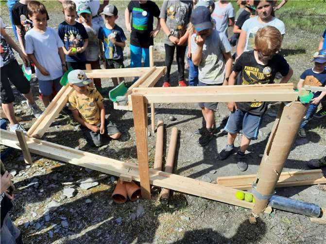 Mehrere 100 Meter lange „Murmelbahnen“ wurden gebaut.