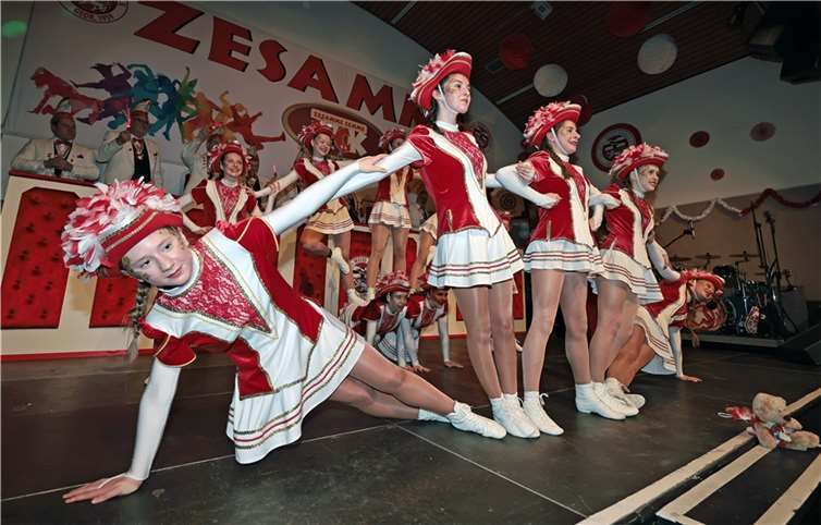 Mehrere Adenauer Funkengruppen, nach Alter gestaffelt, begeistern in den Sitzungen. Fotos: Werner Dreschers