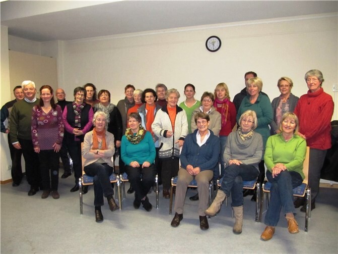 Mehrere Frauen und Männer, die im März 2013 den Start des Weltladen Linz ermöglichten, sind auch nach zwölf Jahren noch ehrenamtlich im Verein Eine-Welt Linz und Weltladen tätig.  Foto: Eine-Welt Linz e.V.