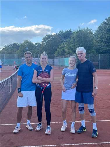 Mehrere Generationen beim Mixed-offen: Christian Frank/Alicia Laaks vs. Emilia Wosler/Wolf-Ullrich Scherhag (v.l.).