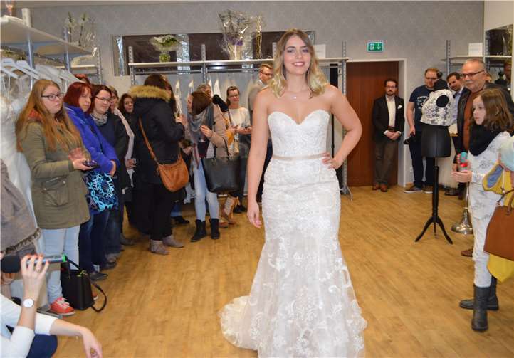 Mehrere Hundert Gäste kamen insgesamt zur Eröffnung von „Royal Moments“, das ab sofort die Remagener Einkaufswelt bereichert.