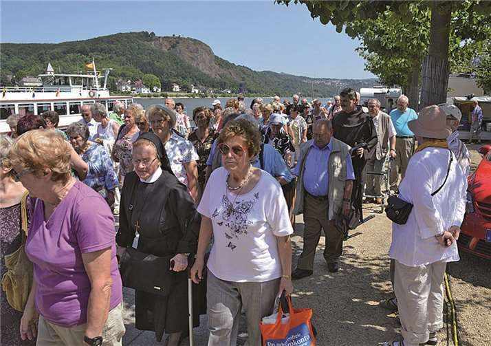 Mehrere Hundert Wallfahrer waren zur Eröffnung der diesjährigen Apollinariswallfahrt mit dem Schiff aus Köln gekommen. AB