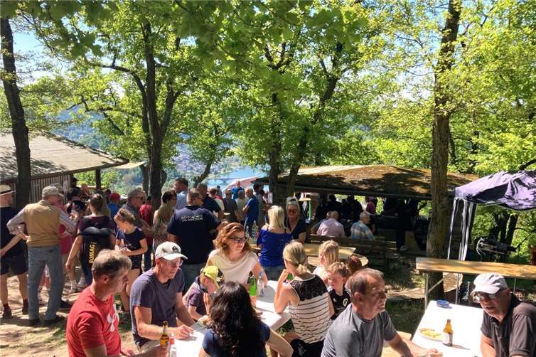 Mehrere Hundert erfreute Besucher drängten sich auf dem Festgelände mit seinem berühmten Aussichtspunkt ins Moseltal.
