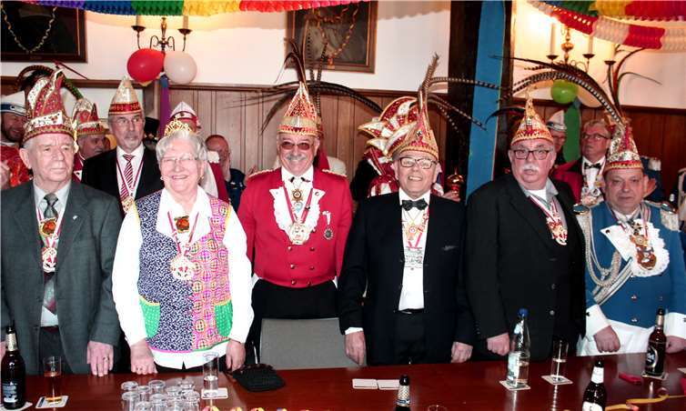 Mehrere Jahrzehnte Linzer Tollitäten versammelten sich beim Rathausempfang. Foto: DL