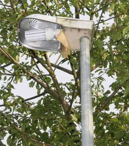 Mehrere Laternen wurden durch Steine zerstört. Polizei