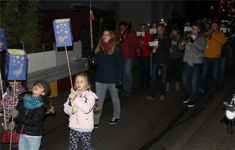 Mehrere Martinszüge wurden von den Burgbläsern begleitet.privat