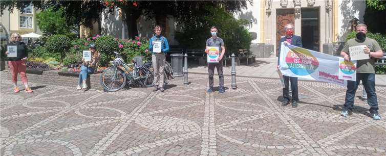 Mehrere Menschen hatten sich an der spontanen Demonstration des Bündnisses „Aufstehen gegen Rassismus im Kreis Ahrweiler“ beteiligt. Foto: privat