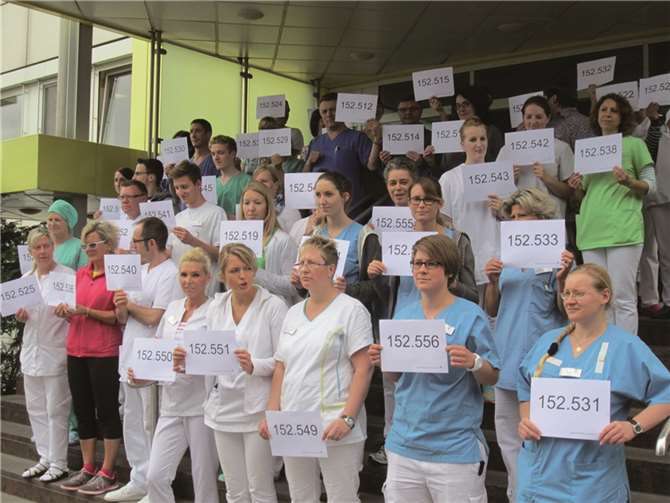 Mehrere Mitarbeiter demonstrierten vor der Remagener Klinik. Paul Effelsberg