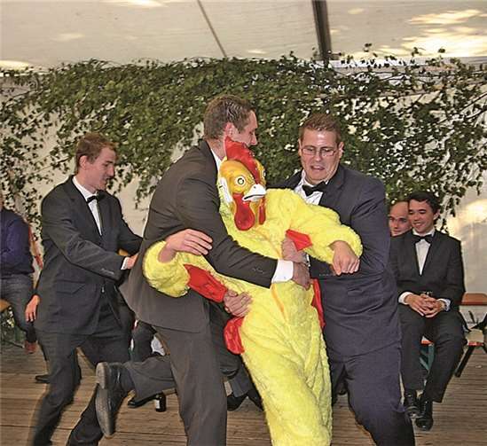 Mehrere Ordner mussten den angeklagten Hahn überwältigen.