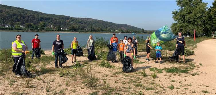 Mehrere Säcke Unrat wurden dank fleißiger Helfer entlang des Rheins entfernt. Foto: privat