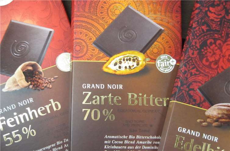 Mehrere Schokoladensorten können an diesem Abend bei einer Tasse Kaffee kostenlos probiert werden. Foto: Weltladen Linz