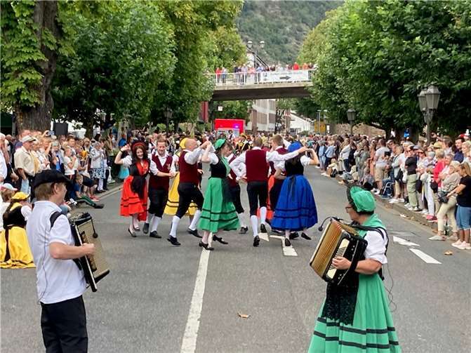 Mehrere Tausend Schaulustige säumten beim traditionellen Weinfestumzug die Zugstrecke entlang der Cochemer Moselanlagen.
