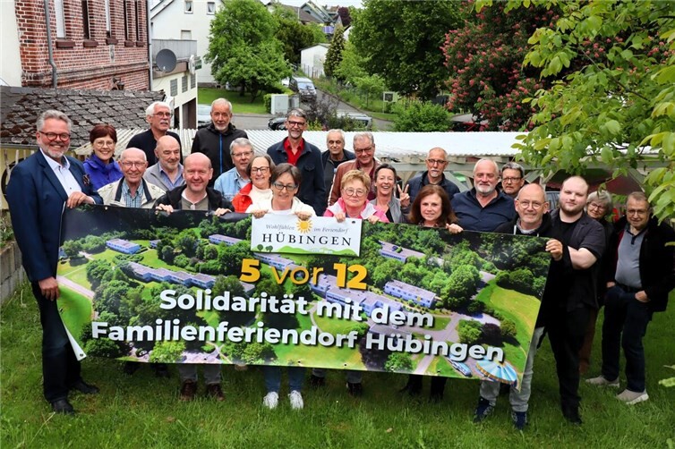 Mehrere Teilnehmende des jüngsten Sozi-Stammtischs in Horbach zeigten ihre Solidarität mit dem gefährdeten Familienferiendorf in Hübingen. 
