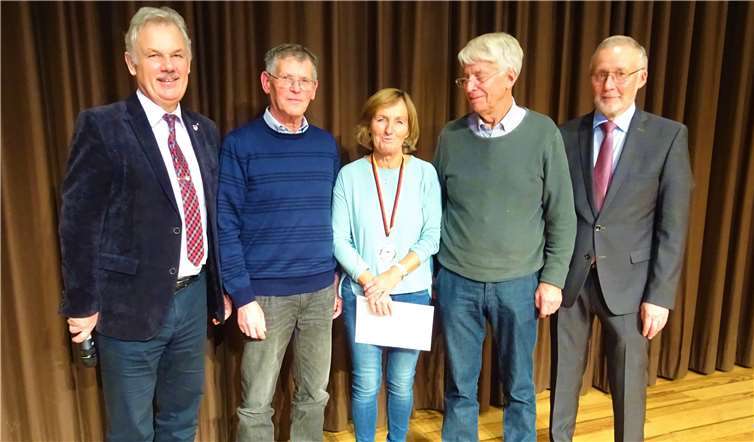 Mehrere Tk-Sportler werden für die Teilnahme an der deutschen Meisterschaft geehrt.privat