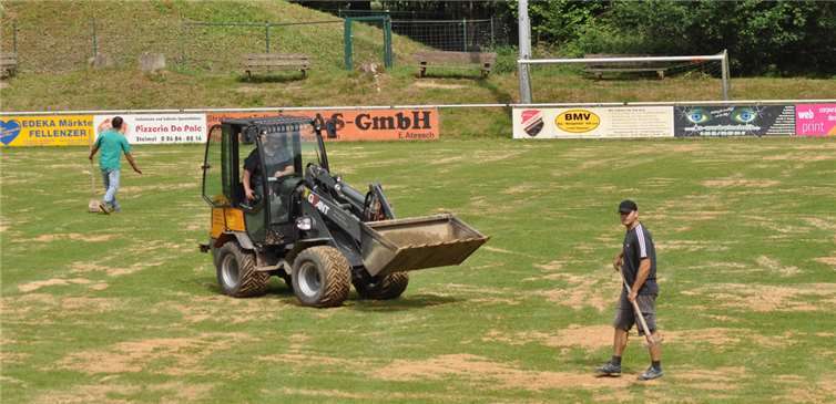 Mehrere Tonnen Sand halten den Platz in Schuss.privat