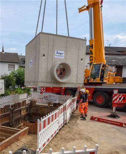 Mehrere Tonnen schwer, mehrere Meter lang, breit und hoch: Das Schachtbauwerk in der Kreuzung Blocker und Lindenstraße forderte die Bauarbeiter nicht nur bei der Lieferung. privat