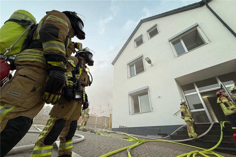 Mehrere Trupps unter Atemschutz gingen zur Menschenrettung und fiktiven Brandbekämpfung in das Gebäude vor. Fotos: E. Brüning