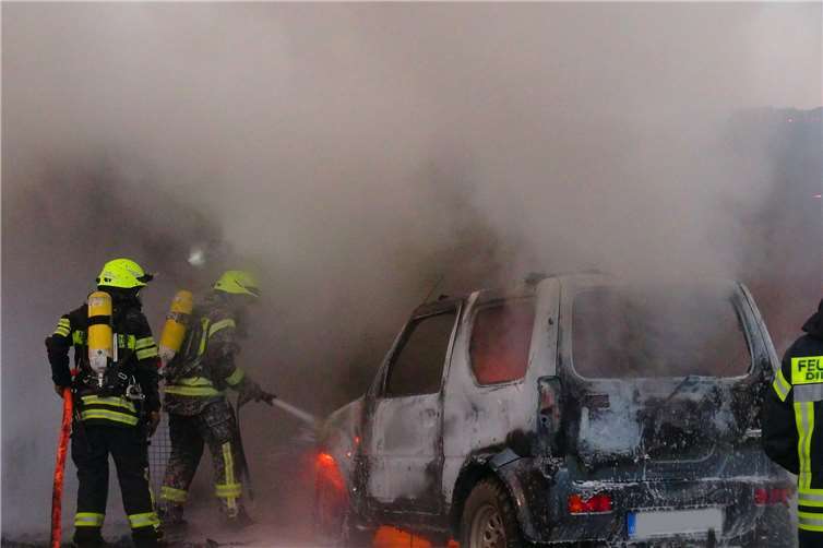 Mehrere ältere Geländewagen standen im Vollbrand.
