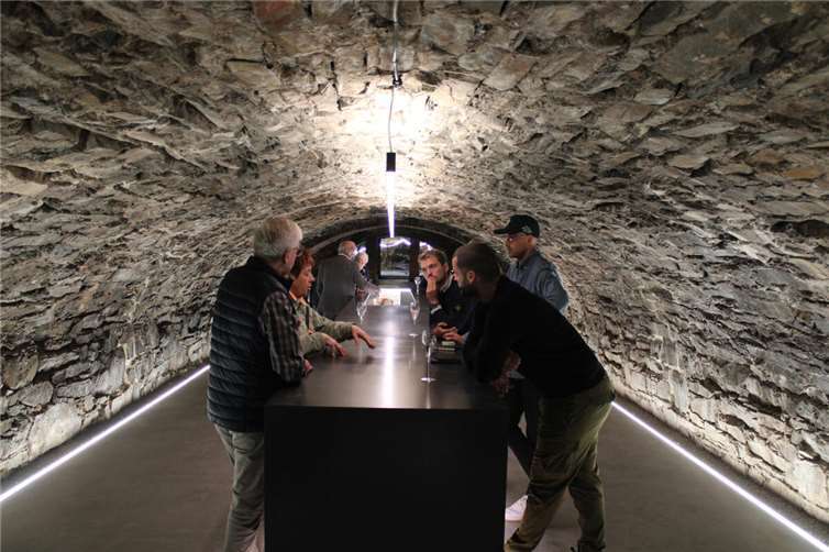 Mehrere, bis zu 40 Meter in den Felsen hineinragende Weinkeller stehen zum Erkunden und verkosten ein