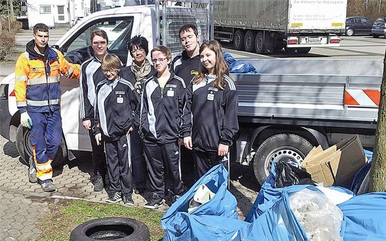 Mehrere große Säcke voller Müll sammelten die Jugendlichen beim „Frühjahrsputz“.  Privat