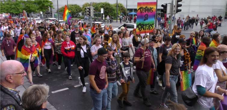 Mehrere hundert Menschen waren am Samstagmittag bei der CSD-Demo auf die Straße gegangen, um für die Rechte von sexuellen Minderheiten zu demonstrieren. Fotos: CF