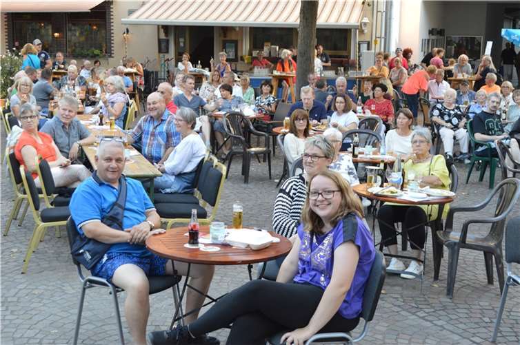 Mehrere hundert Menschen waren beim „Lebendigen Marktplatz“ dabei.