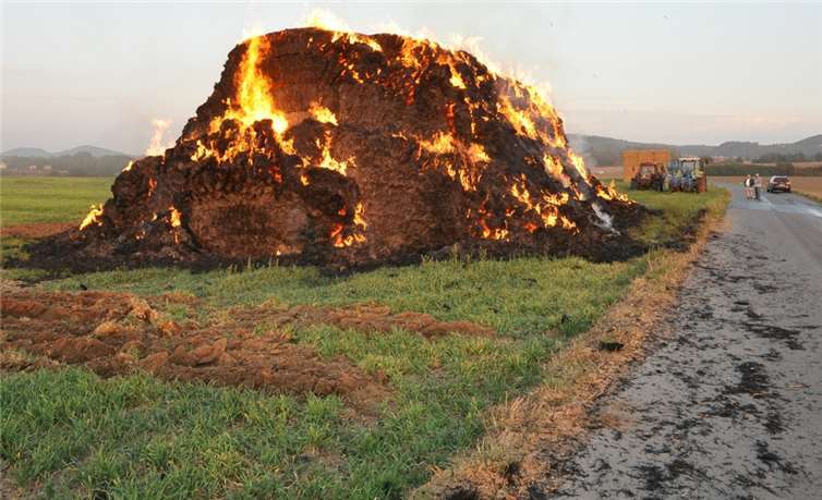 Mehrere hundert Strohballen an mehreren Stellen standen am Montagmorgen in Brand. Fotos: WinklerTV