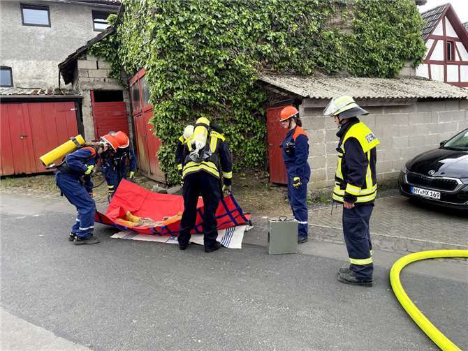 Mehrere realitätsnahe Übungen und eine Übernachtung im Feuerwehrhaus gehörten zur 24-Stunden-Übung.