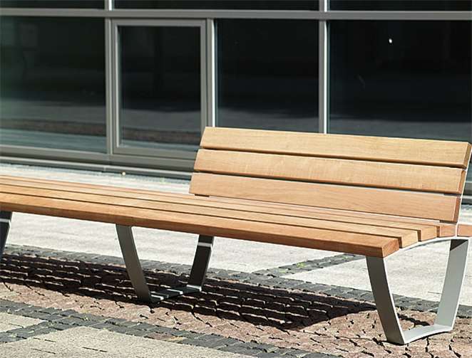 Mehrere solcher Bänke werden in U-Form im Bereich des alten Wartehäuschens vorm Rathaus montiert. Foto: WesteifelWerke