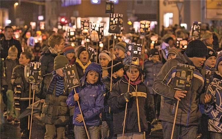 Mehrere tausend Kinder, Eltern und Großeltern nahmen am Martinszug in Rheinbach teil. VJ