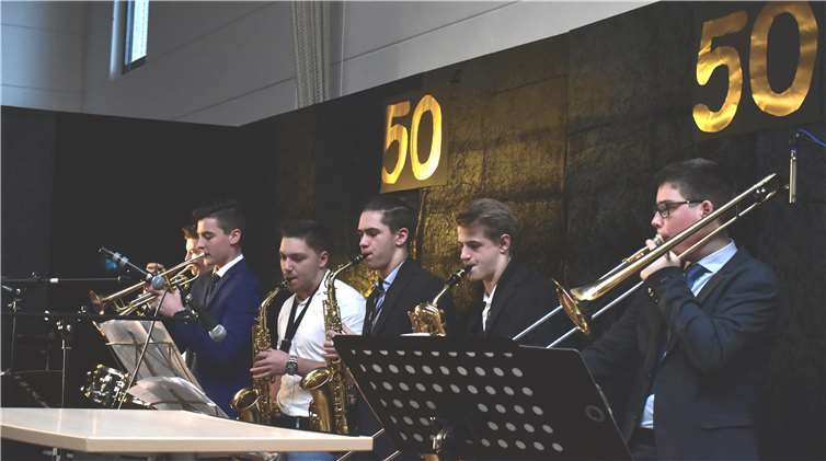 Mehrmals spielte bei der Jubiläumsfeier die Schulband der DHS unter Leitung von Erich Manns.