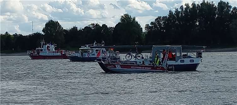 Mehrzweckboot im Einsatz auf dem Rhein. Foto: Feuerwehr und Rettungsdienst Bonn