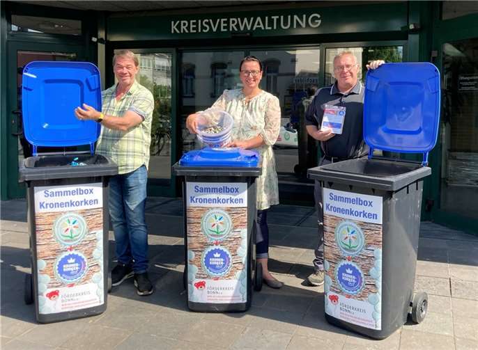 Meik Würtz (l.), Vorsitzender des Karnevalsklübchen Kraus e. V., nahm kurz vor dem Kronkorkenfest drei weitere volle Sammelbehälter an der Kreisverwaltung entgegen.Foto: C. Wicher / Kreisverwaltung Ahrweiler