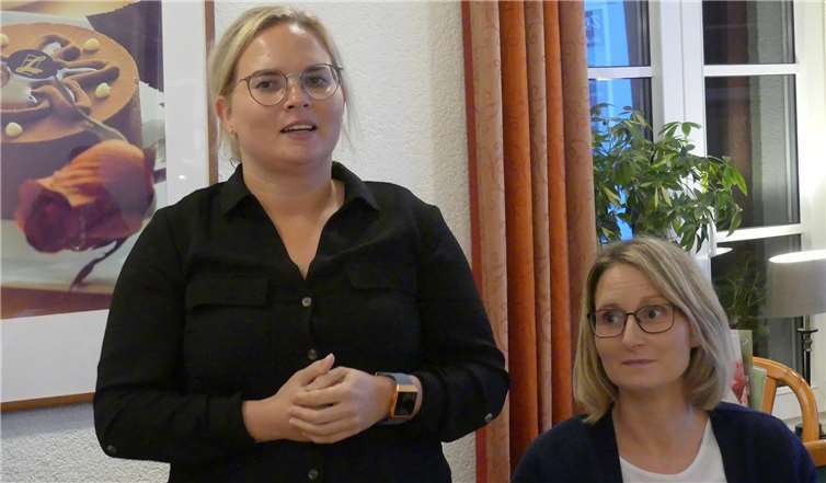 Meike Bauermann und Diane Simon (v.l.) stellten das Konzept des Weihnachtsmarktes 2019 vor.