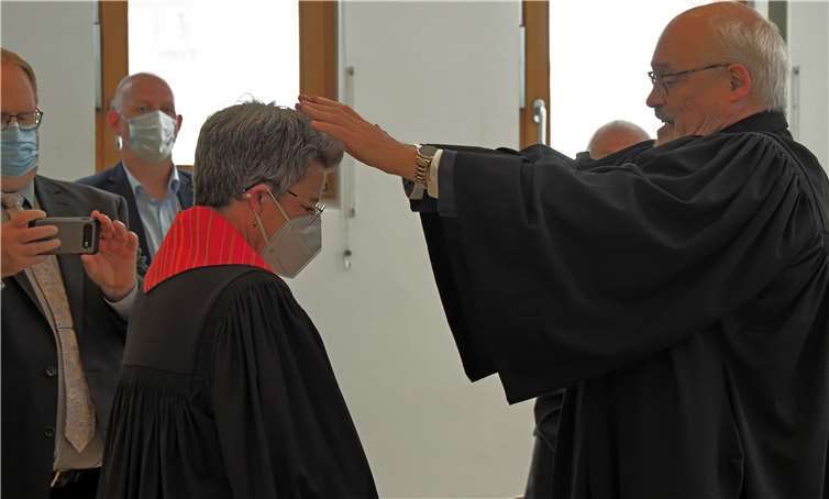 Meike Bayer und Superintendent Matthias Mölleken.Quelle: Evangelische Gemeinde Wachtberg