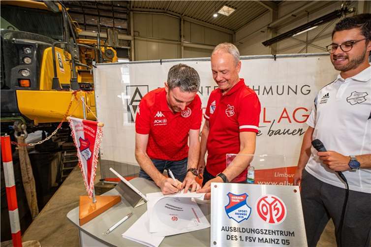 Meikel Schönweitz (links) als DIrektor Fußball-Entwicklung des 1. FSV Mainz 05 und Roger Perne (Mitte) für den Vorstand der Eisbachtaler Sportfreunde unterzeichneten unter den Augen von Moderator Christopher Schmidt die neue Vereinbarung zu Errichtung eines Ausbildungszentrums bei den Eisbären.