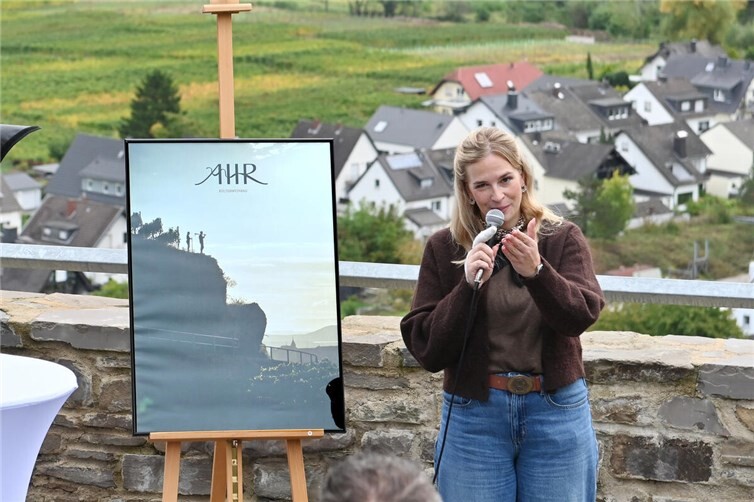 Meilenstein im Jahr 2025: Ahrwein-Referentin Carolin Groß bei der Vorstellung der neuen Strategie und Marke „AHR Kulturweinbau“ im Oktober.  Foto: Hans-Jürgen Vollrath