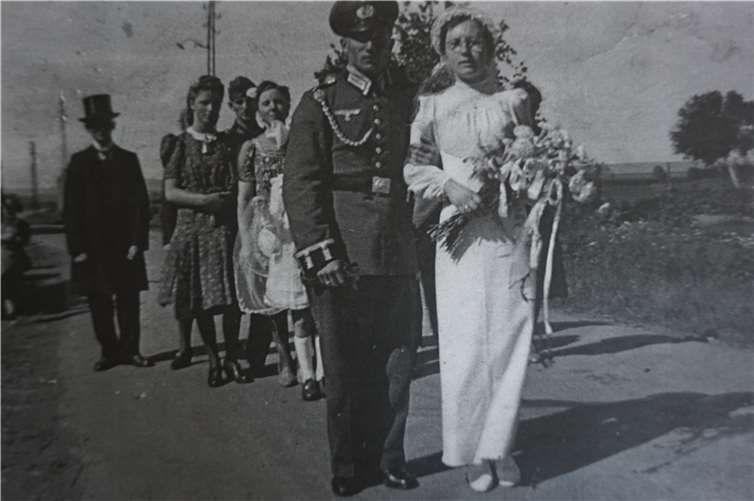 „Mein Bruder Stephan war Gemeindediener bei Matthias Ritterath, dem Vorsteher. Als er in den Krieg zog, habe ich diese Aufgabe übernommen. Ritterath sagte: „Wir haben keine Jungen mehr, das kannst Du machen.“ Wir waren elf Geschwister zu Hause. Teilweise waren fünf meiner Brüder im Krieg.- Elisabeth Weber, geb. Schmickler *1924