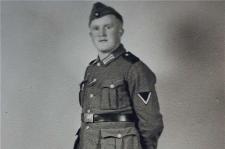 „Mein Vater hieß Martin Ritterath. Zum ersten Mal kam er in Heimaturlaub als ich zwei Jahre alt war und ich wollte nicht zu ihm hin. Er war fremd für mich. Im März 1944 als ich vier Jahre alt war ist mein Vater gefallen.“ - Margarethe Brücker geb. Ritterath *1940