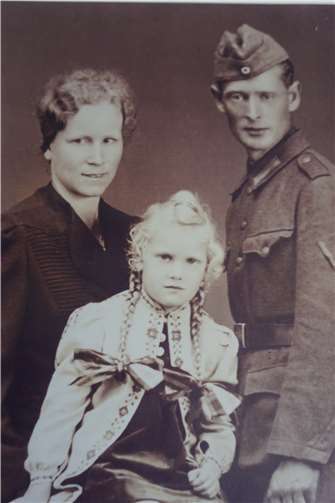 „Mein Vater starb am 12. März 1946 in einem Kriegsgefangenenlager im Ural. Als ich zur Kommunion ging, wusste oder ahnte meine Mutter, dass mein Vater nicht mehr zurückkommen würde. Mein Vater hatte schöne volle blonde Haare und als Kind habe ich oft gedacht: Wenn er doch nur heimkäme! Es wäre auch nicht schlimm gewesen, wenn er eine Glatze hätte.“ -Christel Schäfer, geb. Geyer *1937