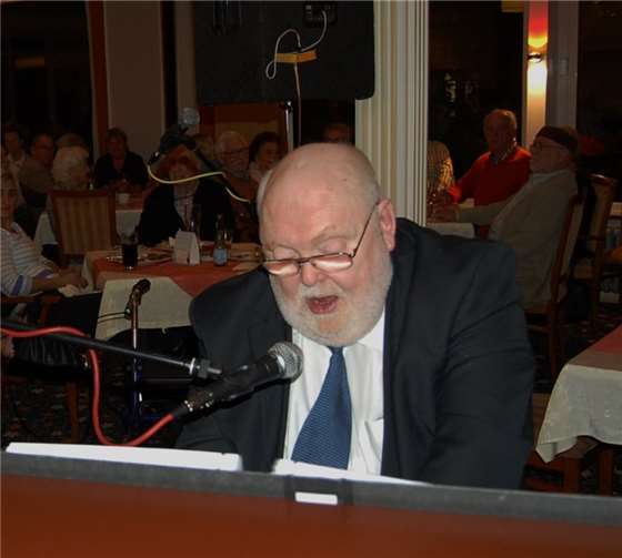 „Meine Heimat – meine Lieder“ hatte Dr. Dirk Pollerberg sein Programm überschrieben.  FA