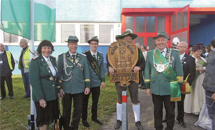 Meinrad mit Schild, Geschäftsführerin Monika Rausch, Brudermeister Andreas Scheler, Thomas Weber, Bezirkskönig Ulrich Oehman.privat
