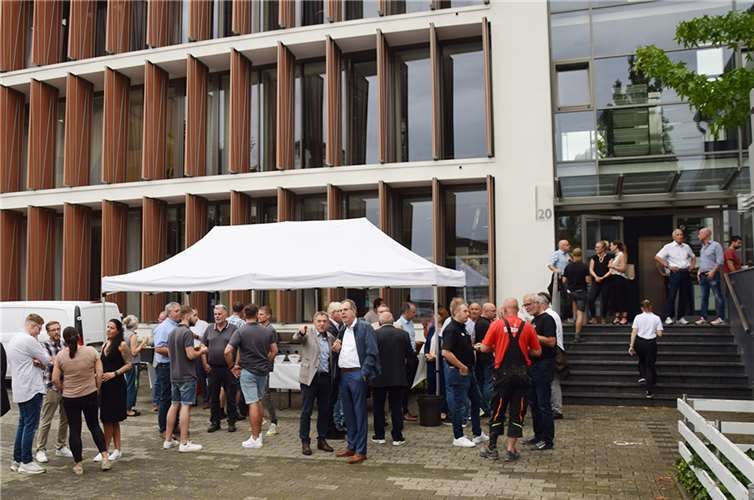 Meinungsaustausch im Hof der Ahrweiler Akademie.