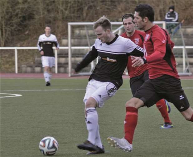 Meist einen Schritt voraus waren die Angreifer des SV Windhagen ihren Puderbacher Gegenspielern.TH