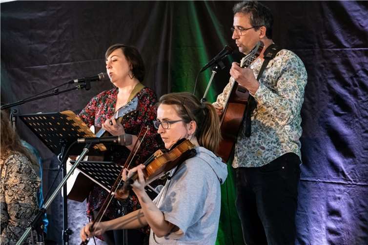 Meist wurde nur die erste Zeile angesungen und schon fielen die 120 Besucherinnen und Besucher ein.
