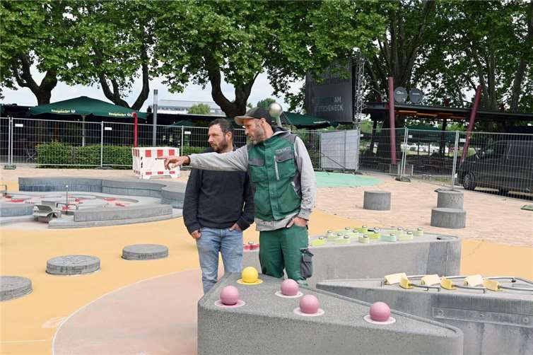 Meister Cetin Candan und Brunnenexperte Christoph Diel suchen nach dem Fehler im System.